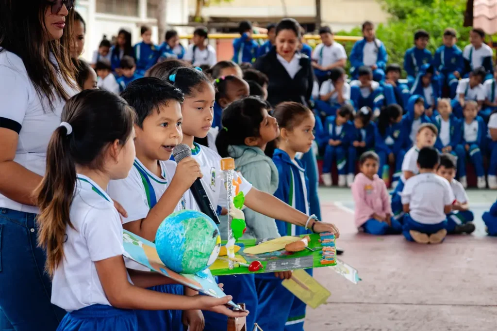 Educación Sostenibilidad Compromiso con el Futuro de Galápagos