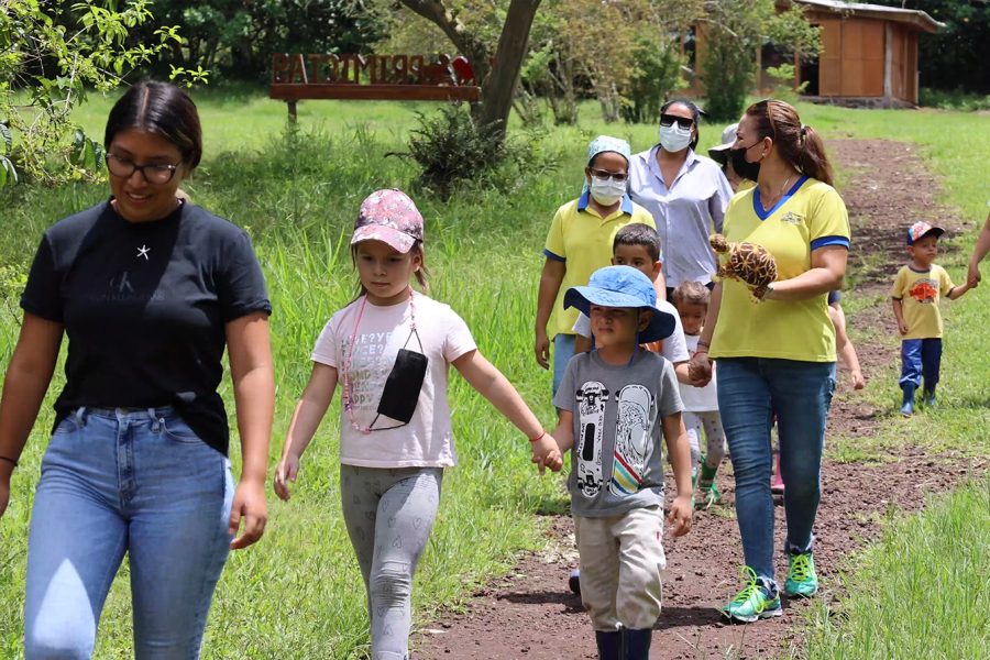 Jenny Macías (yellow shirt) of Pasitos de Gigantes